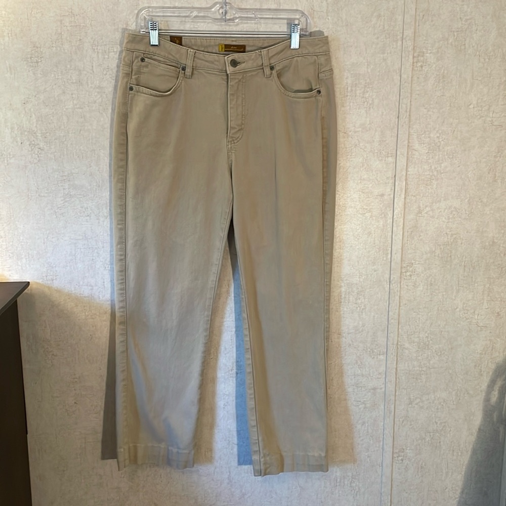 Aura by wrangler cotton khaki jeans 5 pocket size 12 regular. Regular rise.